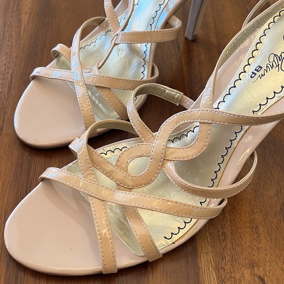 Cute strappy high heel sandals, beige patent, size 8 - Picture 2 of 9